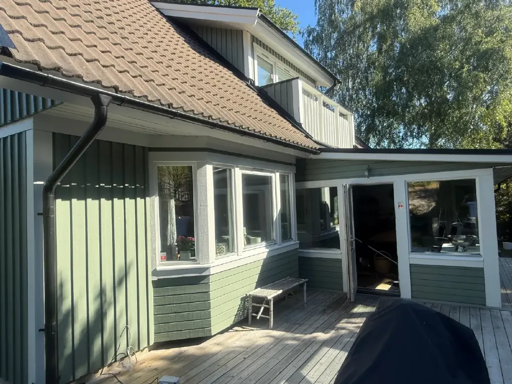 Trävillans gavel och långsida efter fasadarbetet