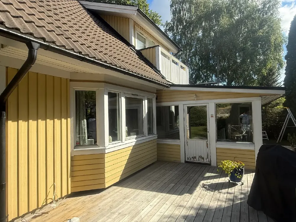 Trävillans gavel och långsida före fasadarbetet